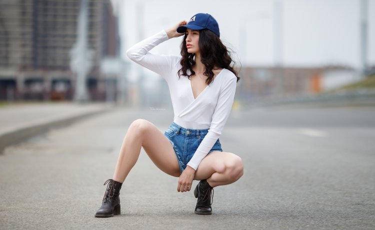 Николь Мейер на корточках