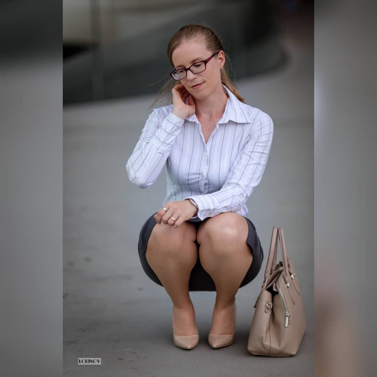 Natalie 007 на корточках