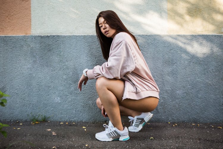 Кристи Линн на корточках