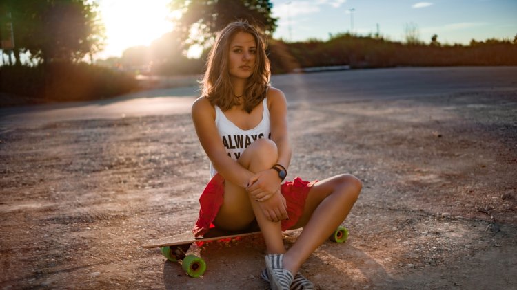 Красивая девушка на корточках