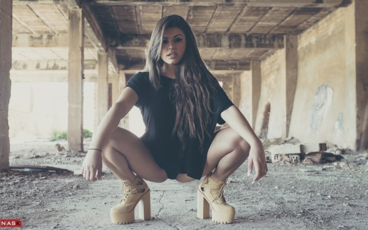 Natalie 007 на корточках