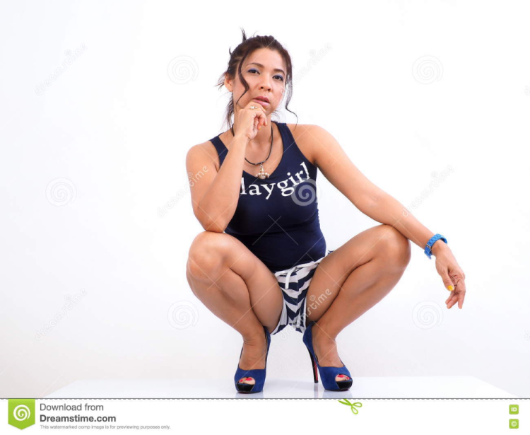 Женщины сидя на корточках