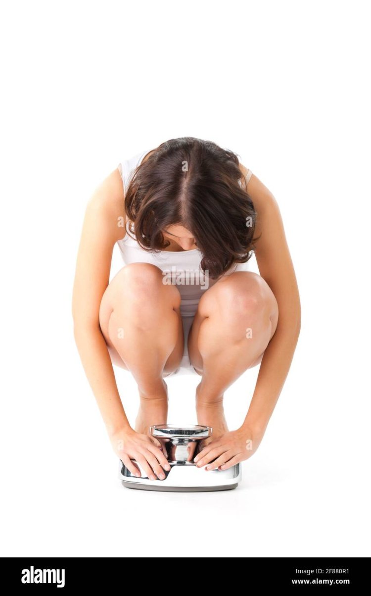 Женщины на корточках сзади