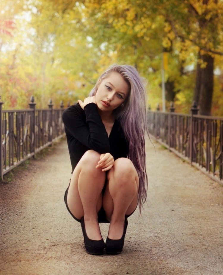 Девушка присиела на корточки