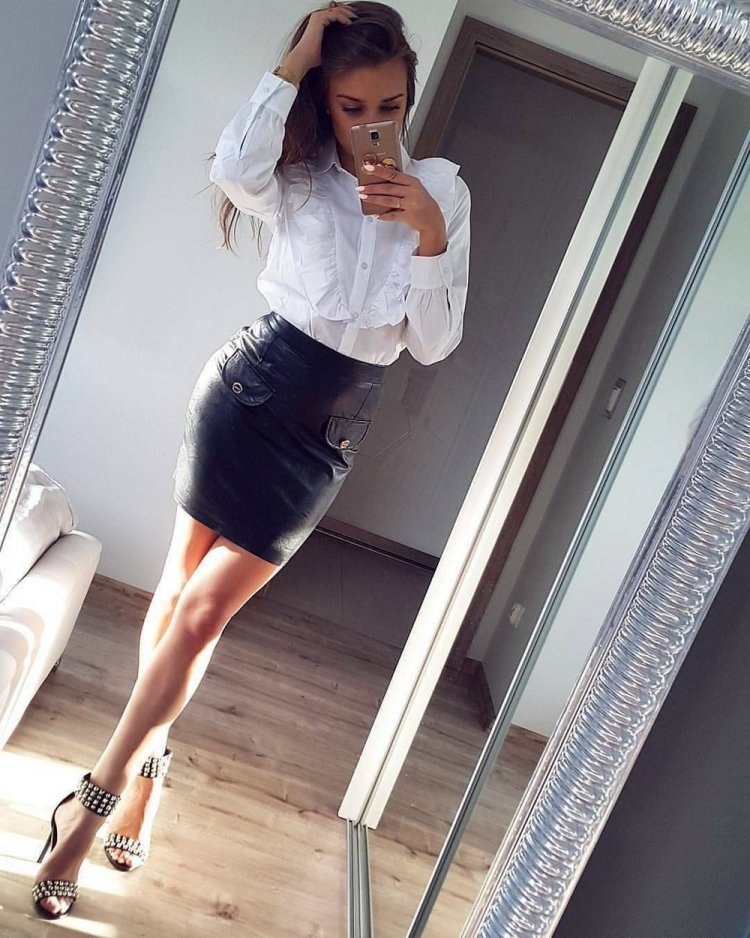 Девушки в обтягивающих юбках