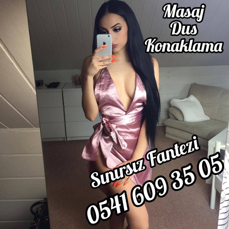 Брюнетка в синем пеньюаре селфи