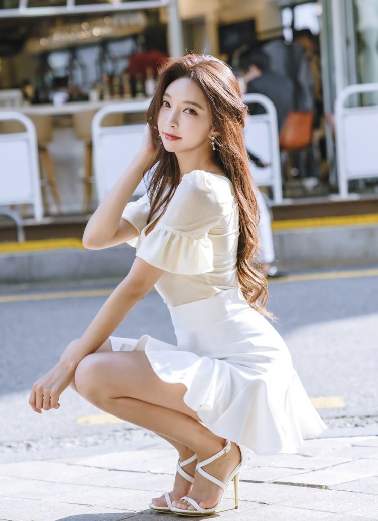 Анри Окита в платье