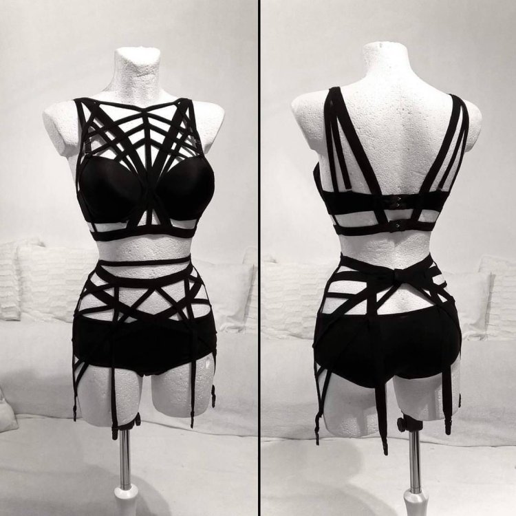 Эротическое белье на манекене