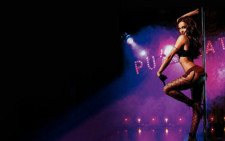 Кармен Электра у шеста