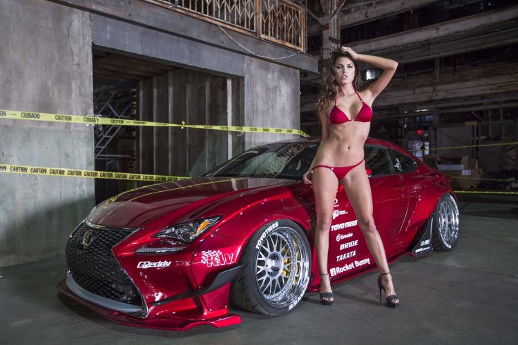 Девушки в бикини возле авто