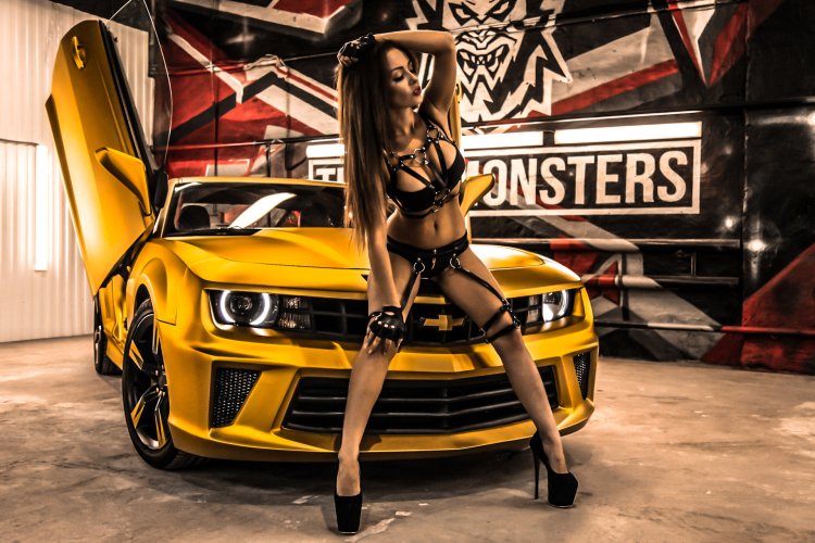 Шевроле Камаро и девушки