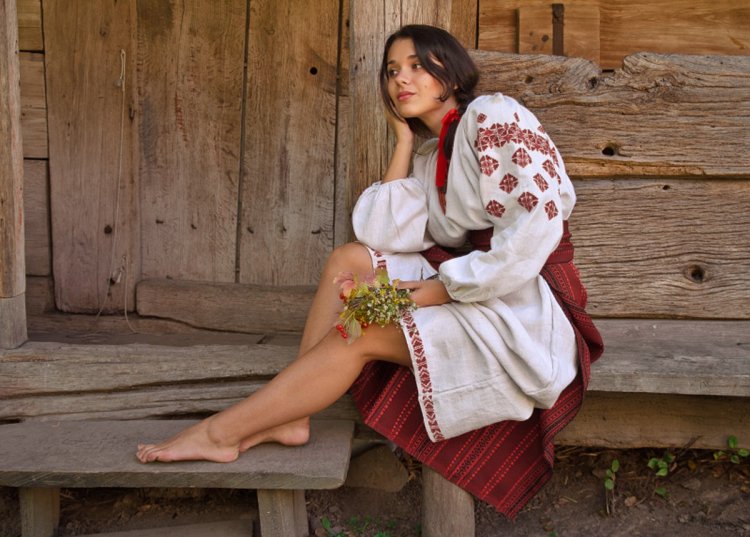 Девушки в деревне показывают