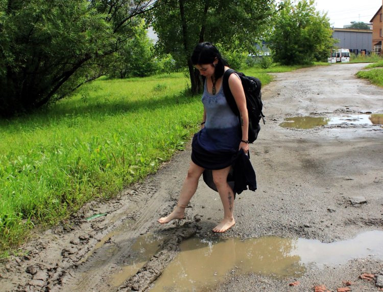 Деревенская женщина в платье