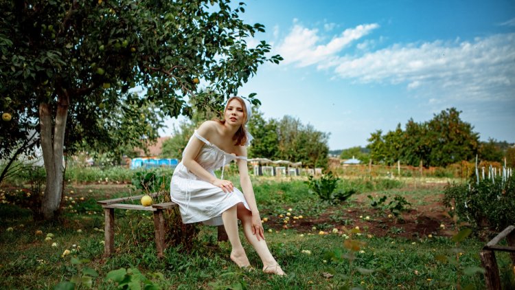 Красивые женщины в деревне с голыми ногами