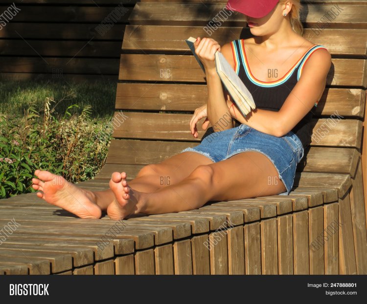 Деревенская девушка в сарафане