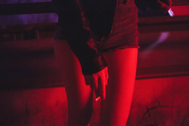 Девушка в клубе без лица