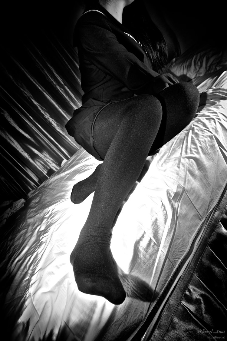 Ножки девушек в темноте