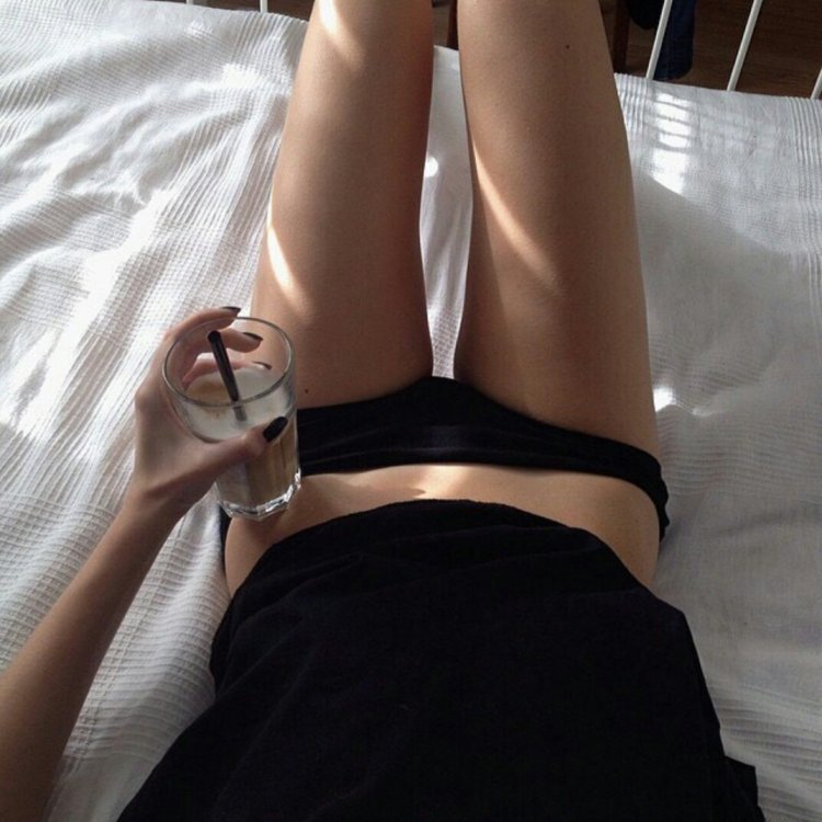 Женские ножки на кровати