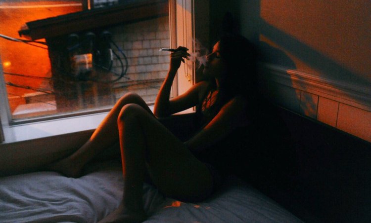 Девушка курит ночью