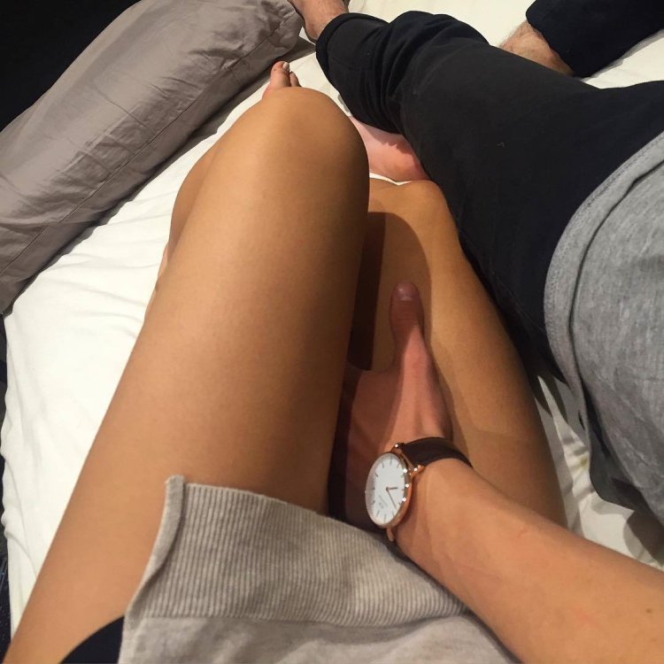 Мужская рука на женской ноге