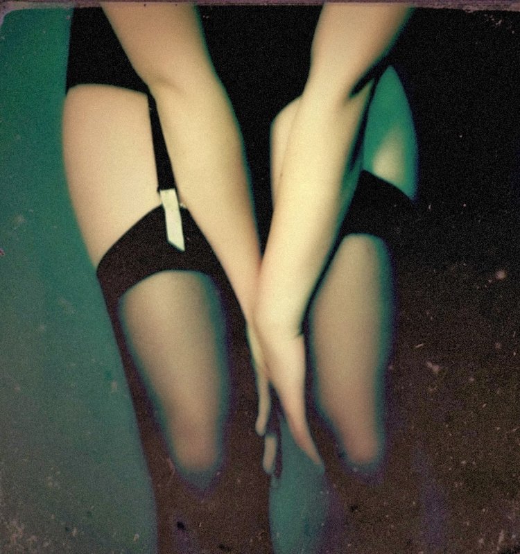 Женские ноги в темноте