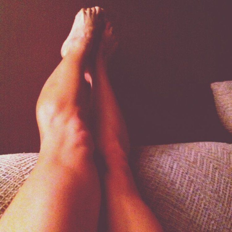 Женские ноги в темноте