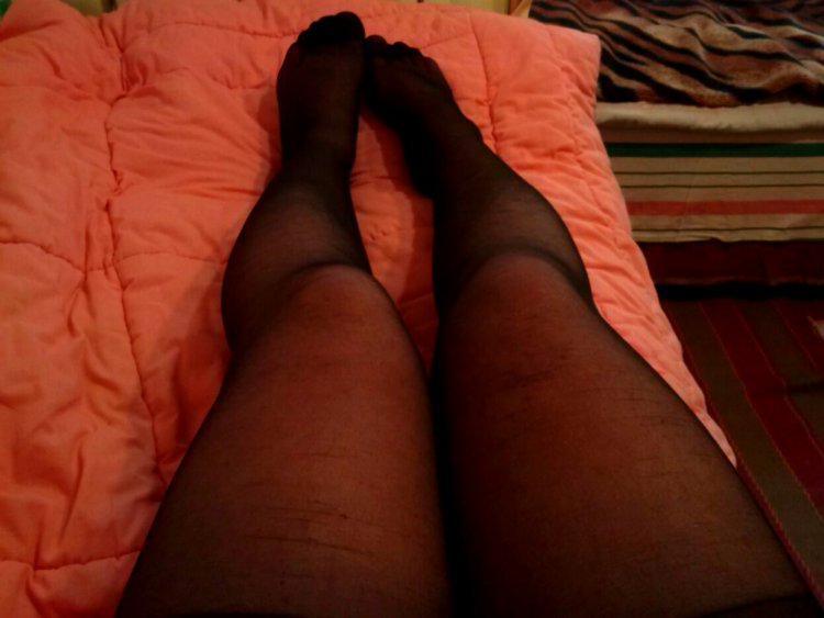 Ноги женские на кровати