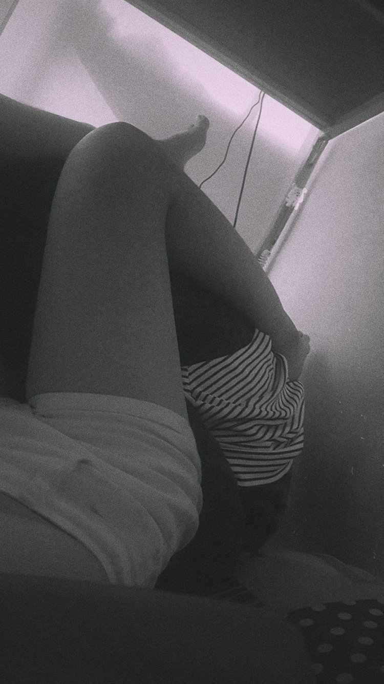 Девушка в трусах в темноте