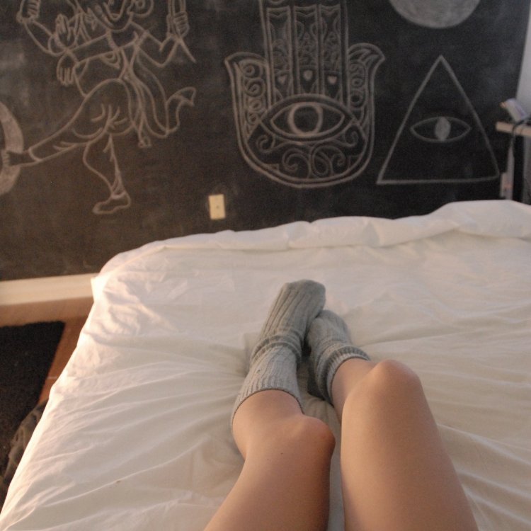 Ноги девушки в кровати