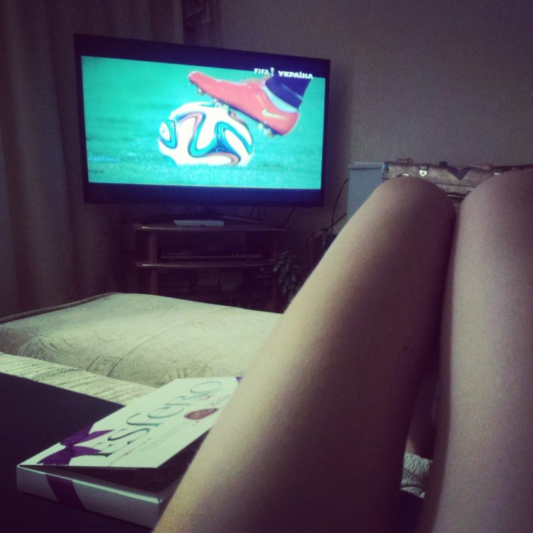 Ноги девушки в кровати