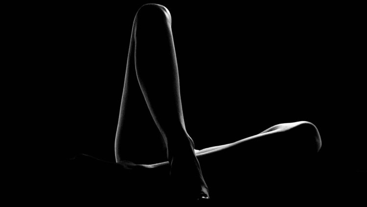 Женское тело на черном фоне