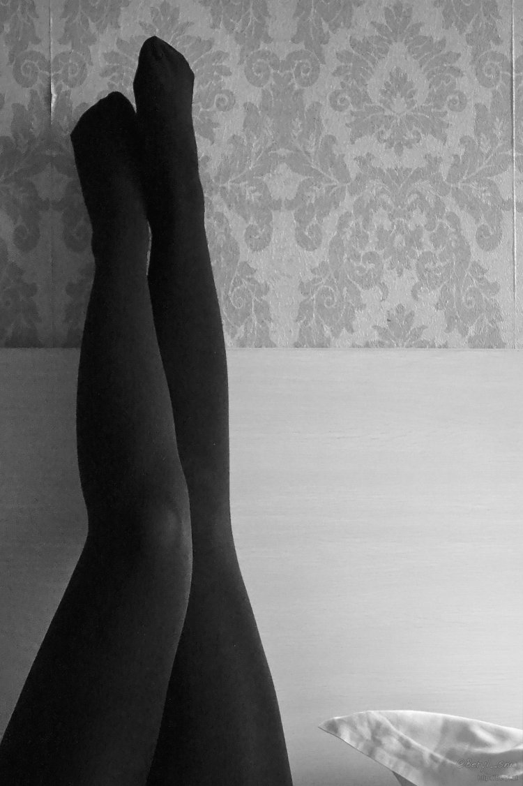 Женские ноги на стене