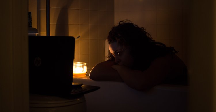 Девушка ночью в комнате