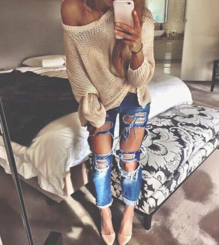 Брюнетка в рваных джинсах