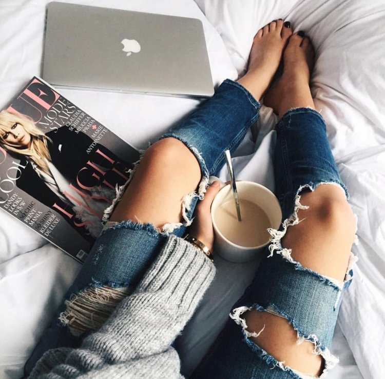 В джинсах на диване