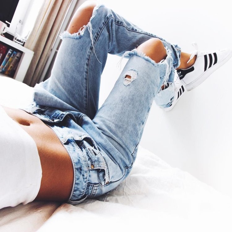 Девушка в драных джинсах