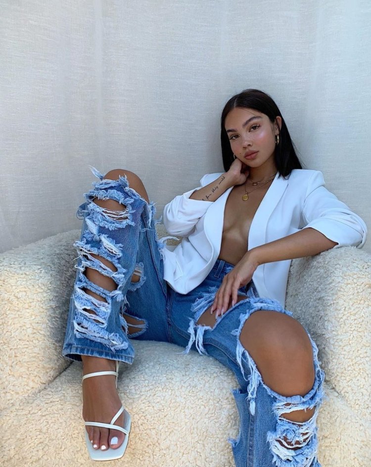 Джинсы с дыркой под попой