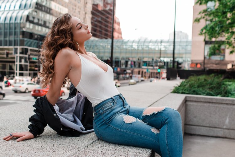 Ноги в рваных джинсах