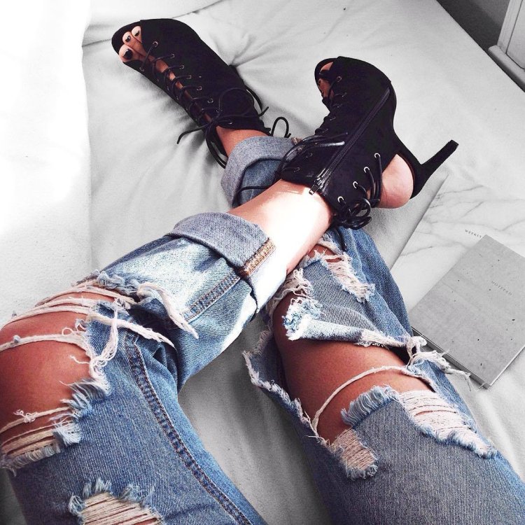 В рваных джинсах на кровати