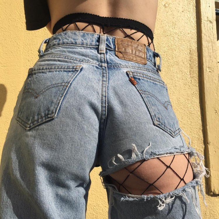 Женский животик на кровати