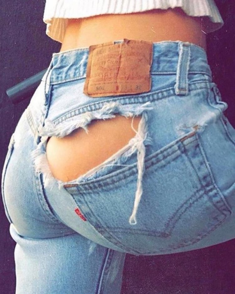 Девушка блондинка в джинсах секси