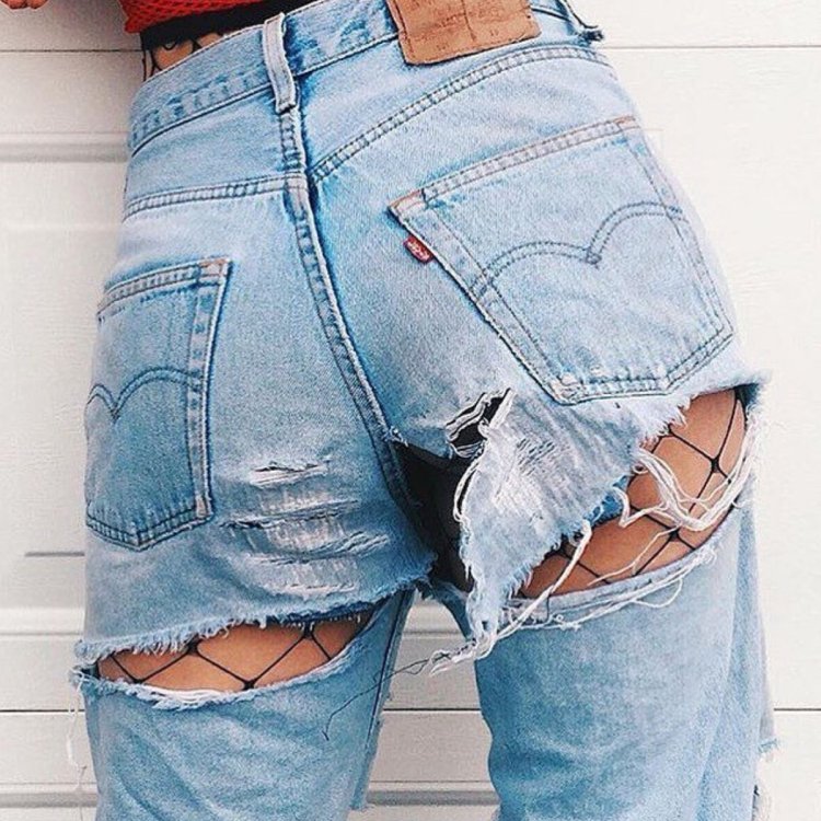 Блондинка в рваных джинсах