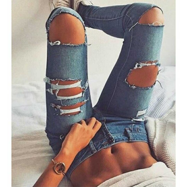 Девушка в рваных джинсах и Топе