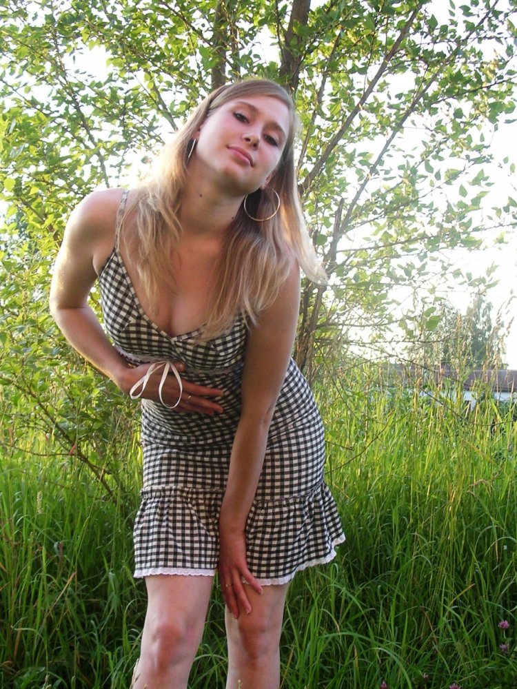 Девушку из Боровичей