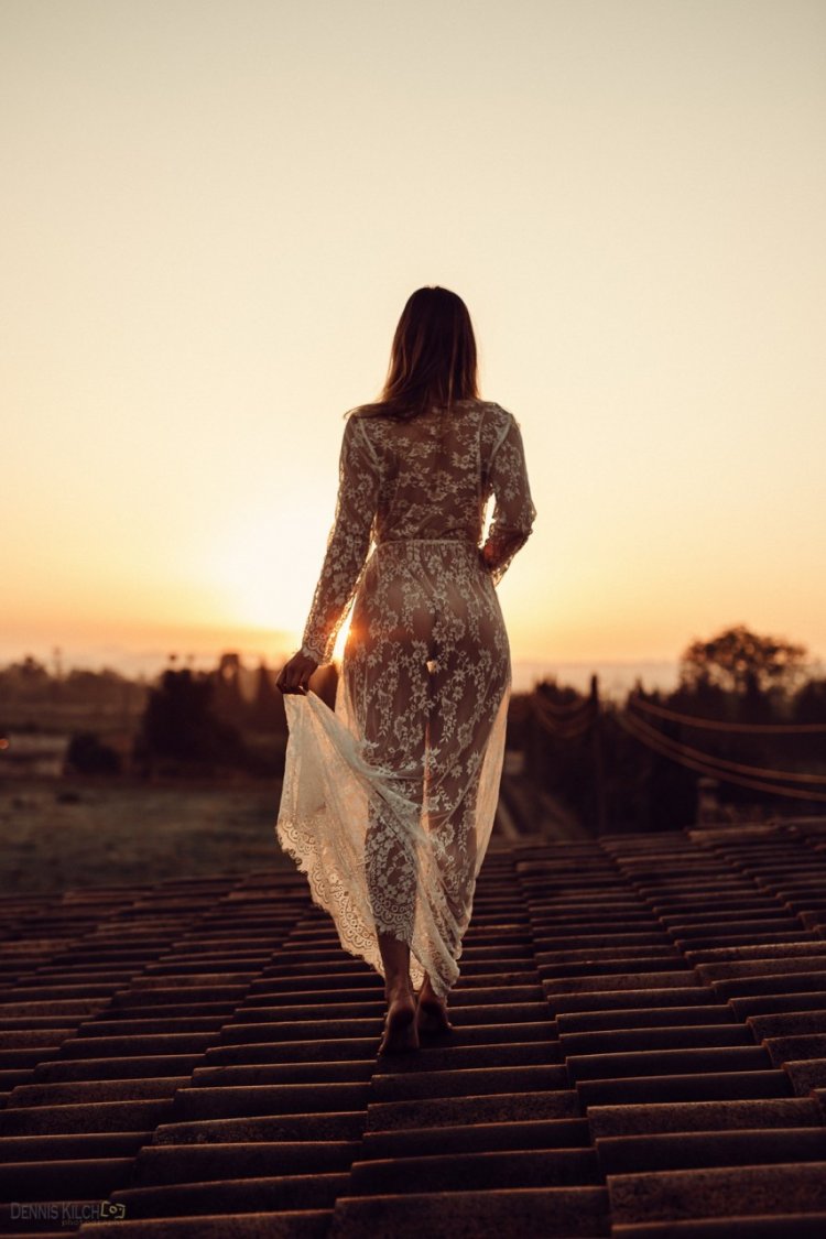 Уходящая женщина