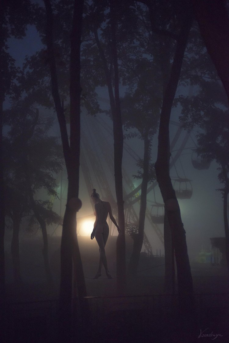 Девушка ночью в лесу