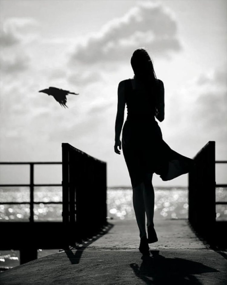 Женщина уходит