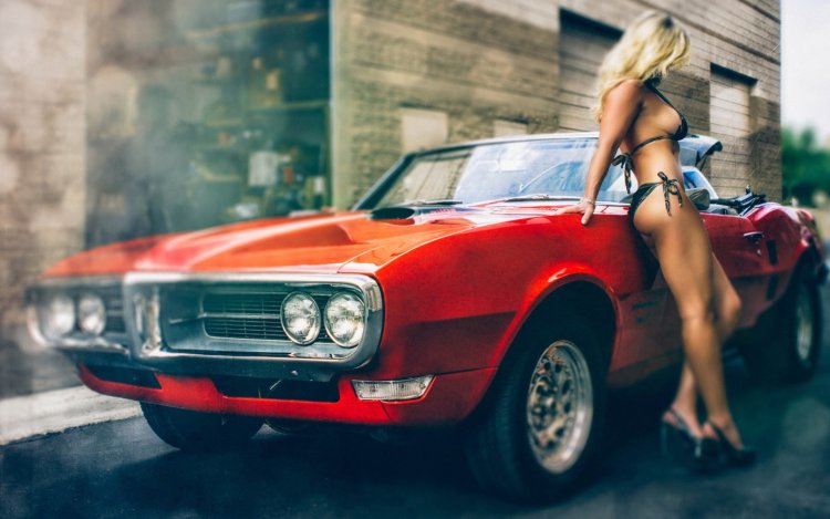 Девушка в машине