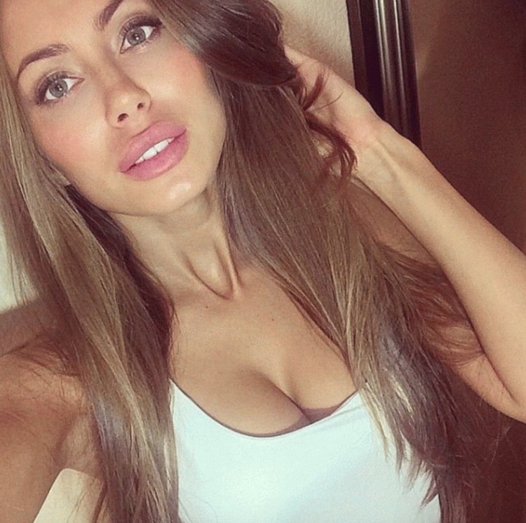 Красивая брюнетка селфи