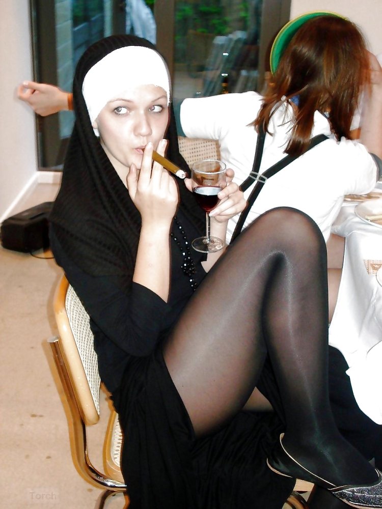 В хиджабе в колготках